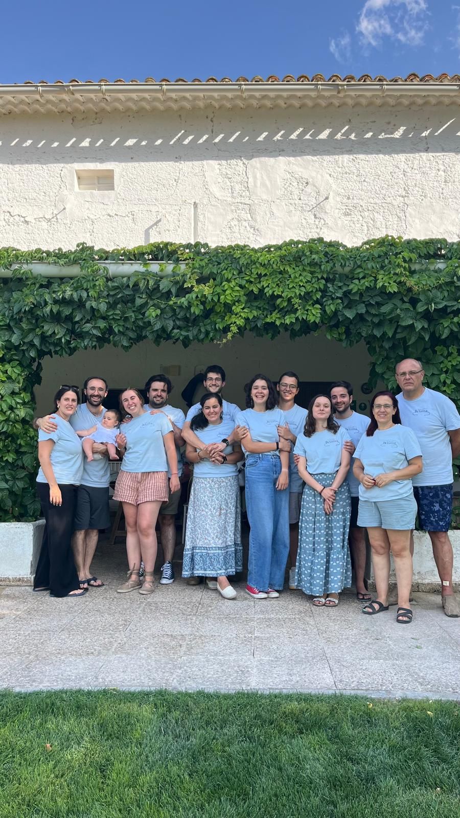 La familia Hogar Betania con amigos delante de la casa