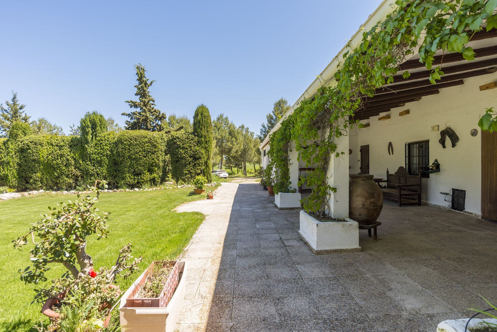 Porche de la casa principal