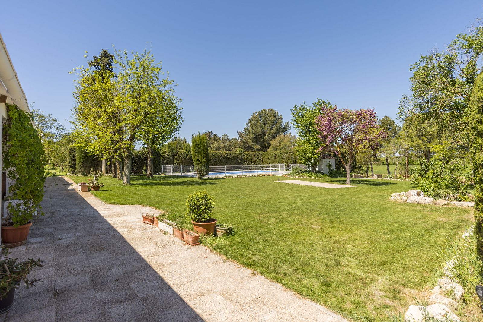 Jardín junto a la casa