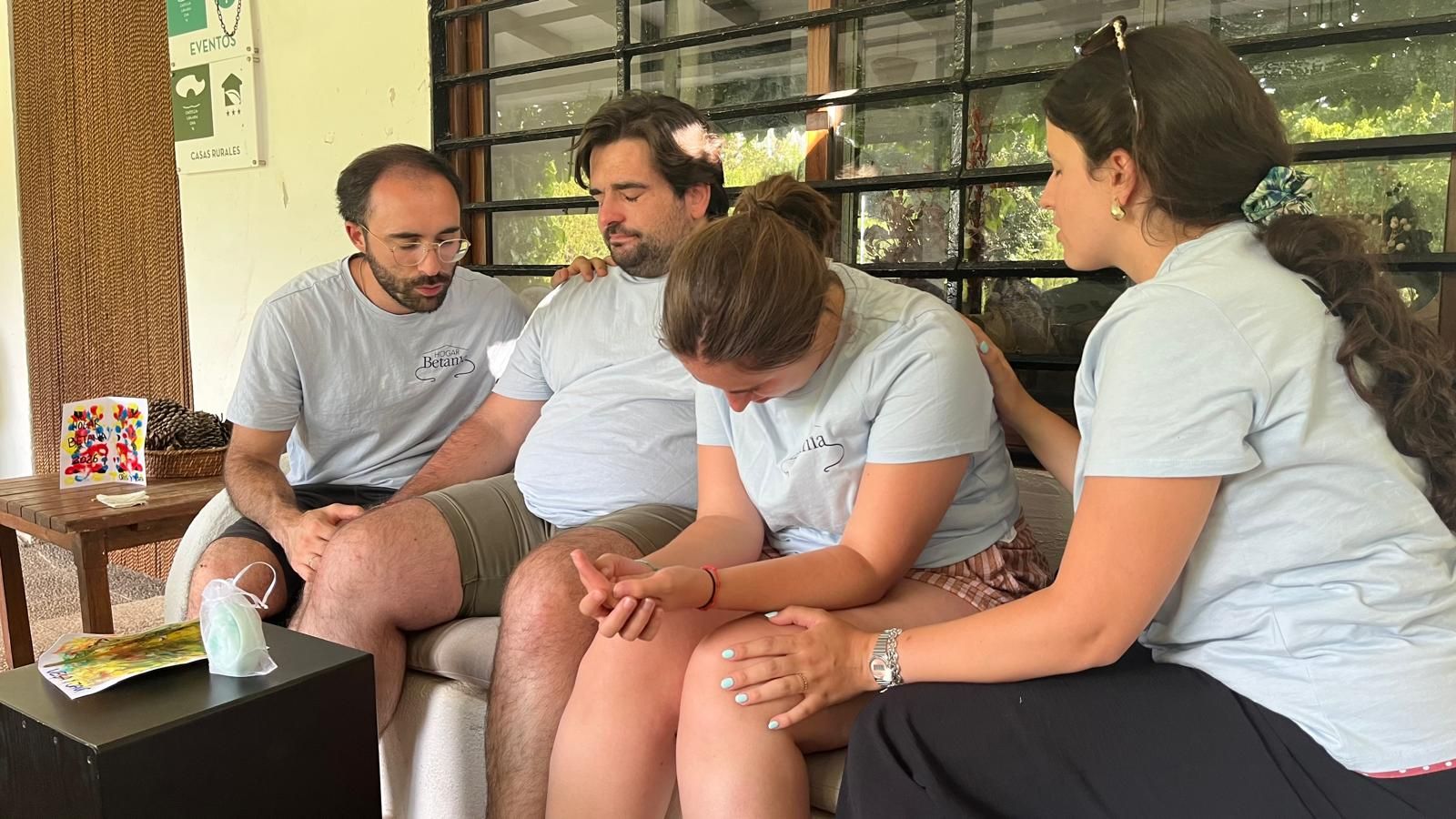 Oración en pequeño grupo en Hogar Betania